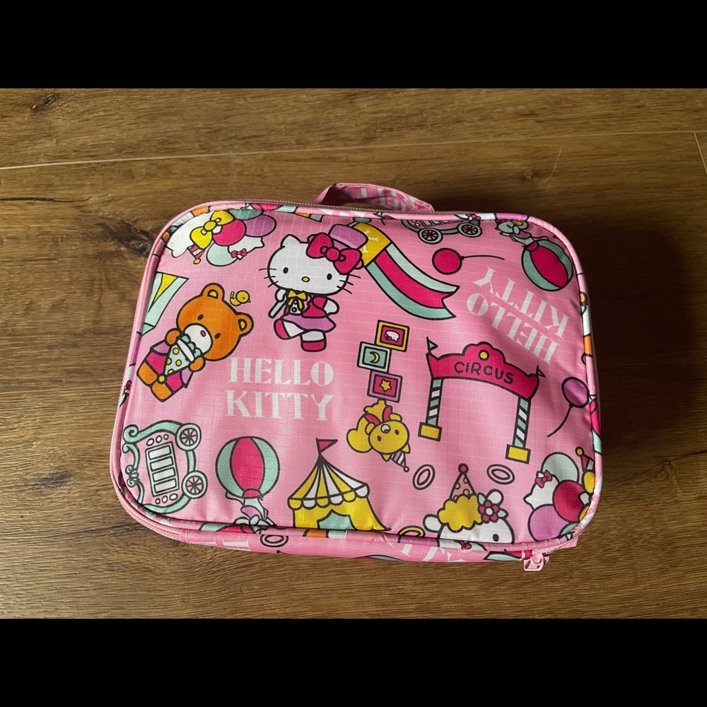 HELLO KITTY-NWT Circus Cosmetics/Toiletries Bag